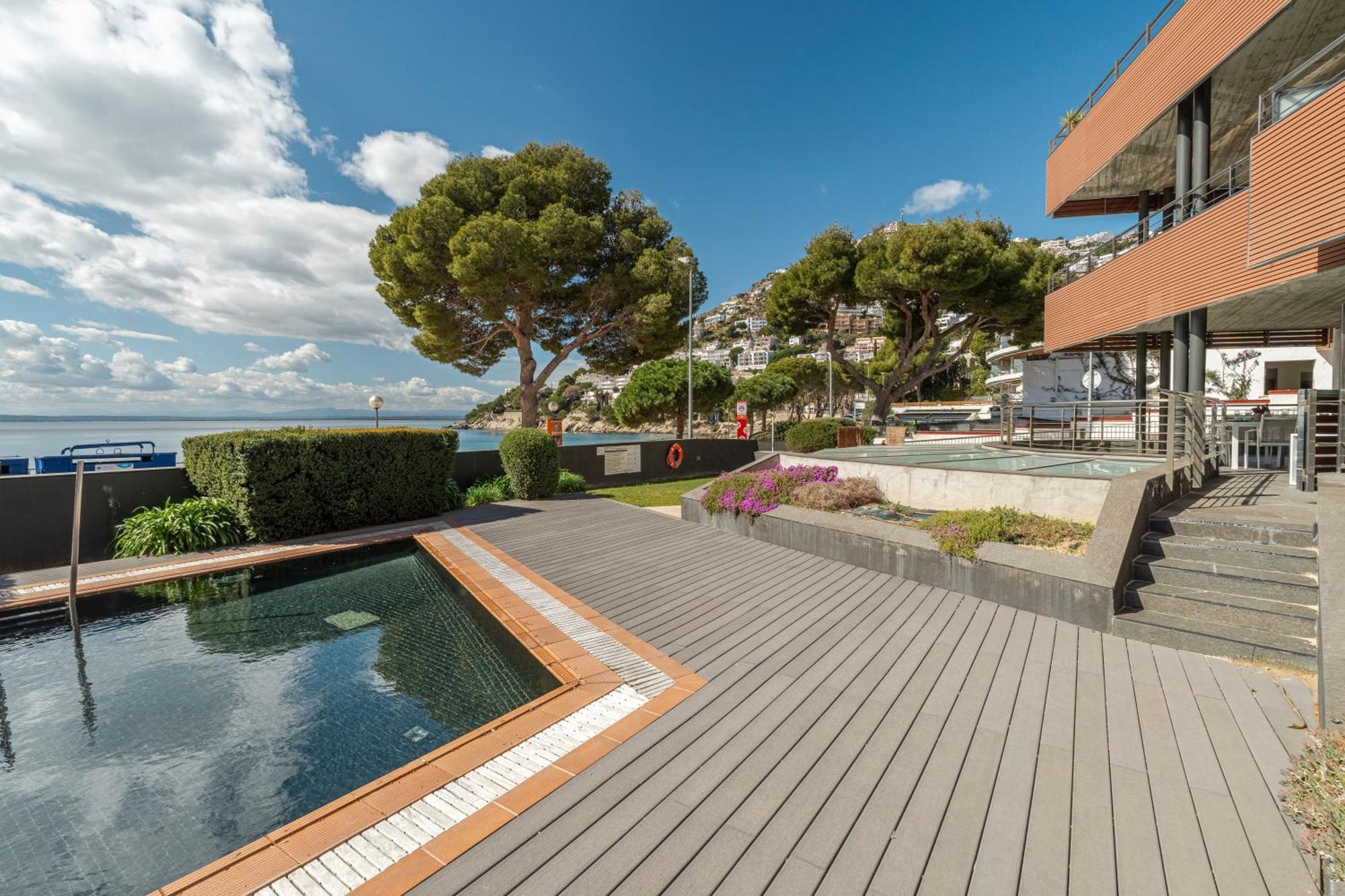 Apartamento Con Gran Terraza Delante Del Mar Roses Eksteriør bilde