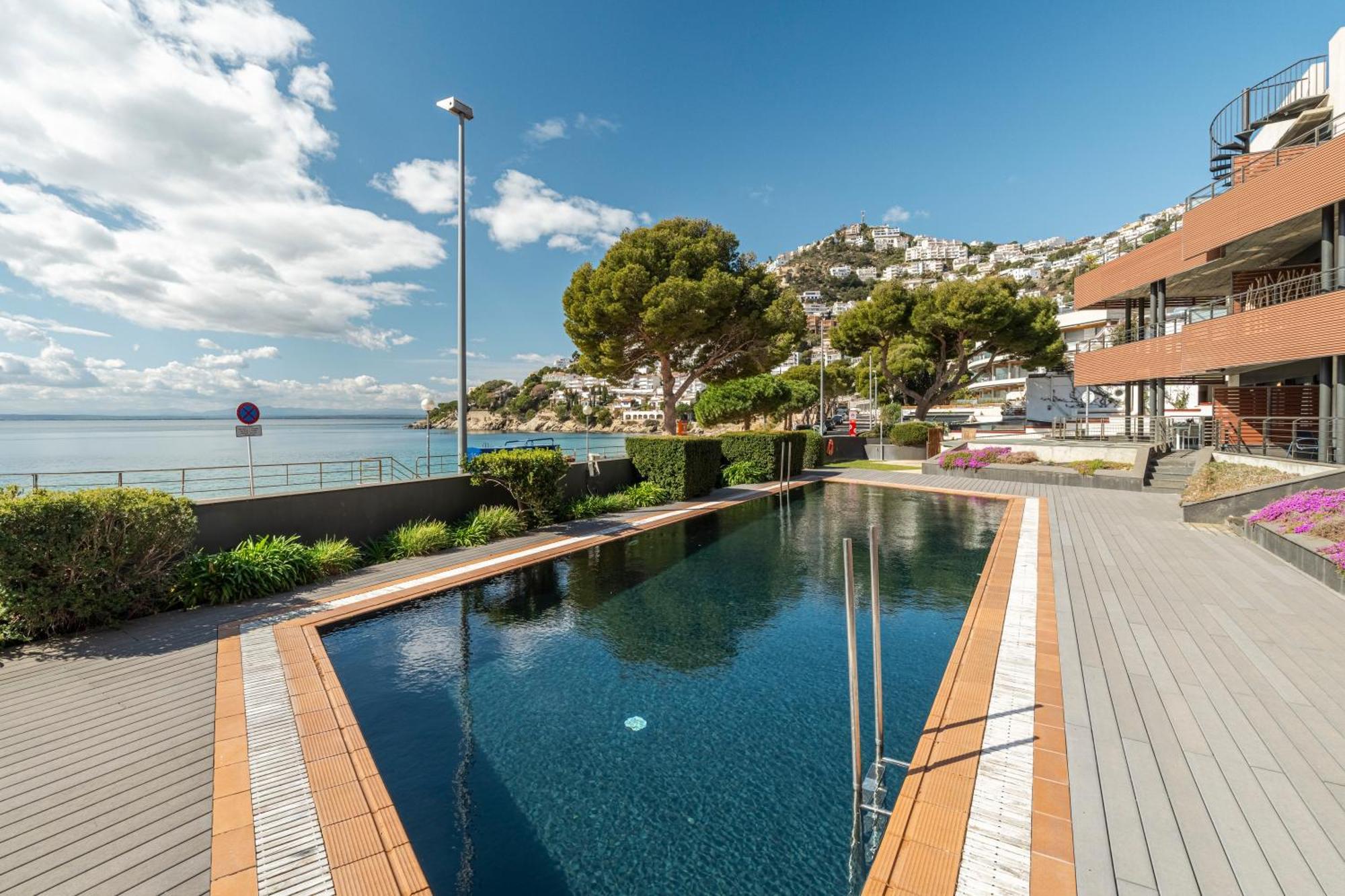 Apartamento Con Gran Terraza Delante Del Mar Roses Eksteriør bilde